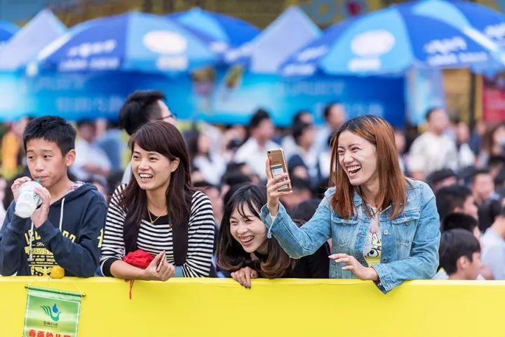 国际女足友谊赛上演精彩大赛，团队合作无间